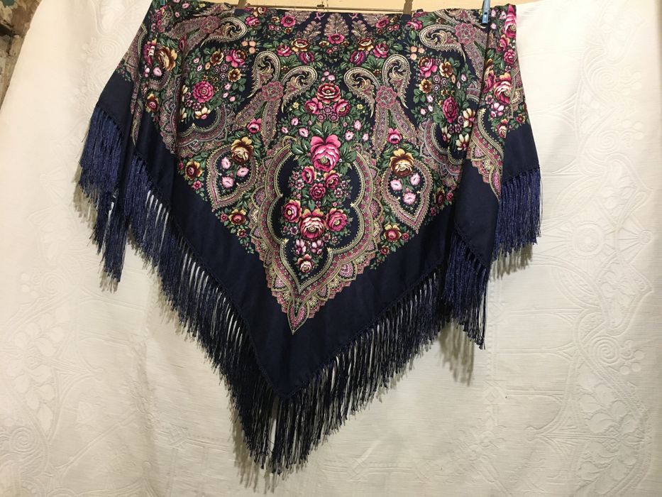 Платок - шаль шерстяной с бахромой новый