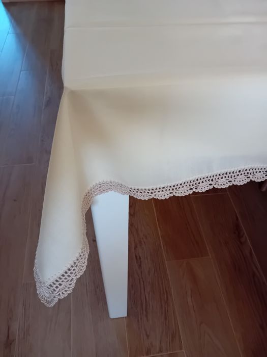 Toalha de mesa nova, com renda feita à mão