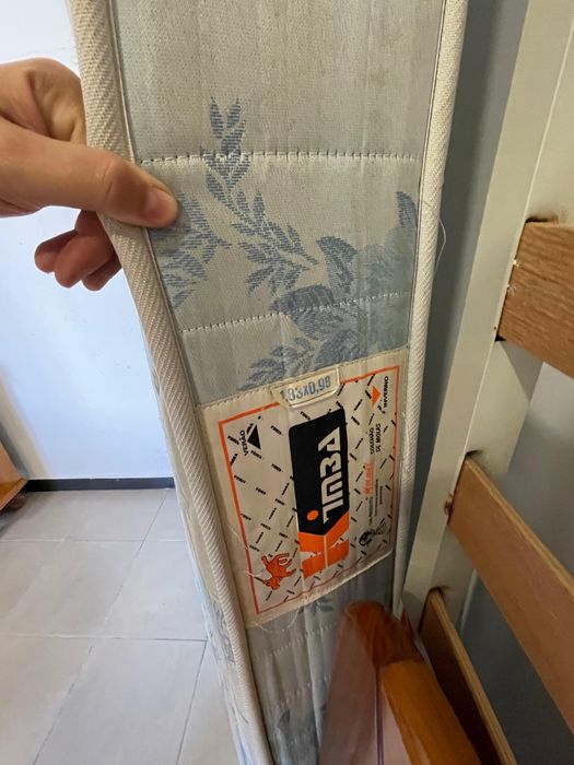 Cama solteiro em madeira com colchão