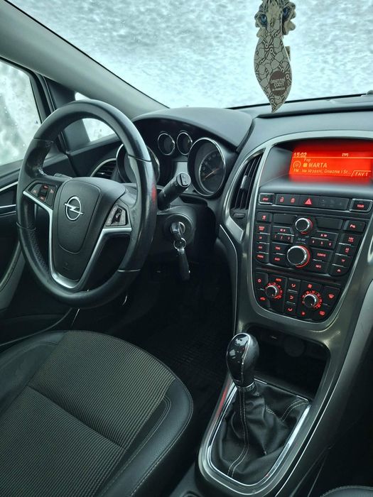 Auto opel astra 2012