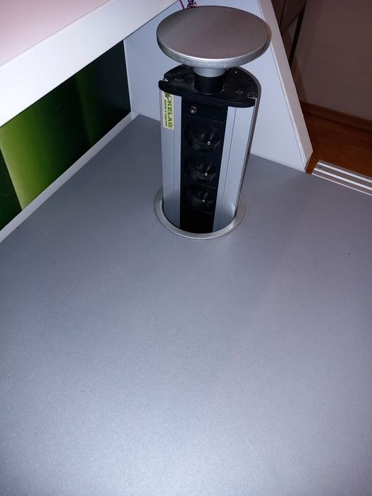 Wyspa kuchenna z szafkami I hokerami duża