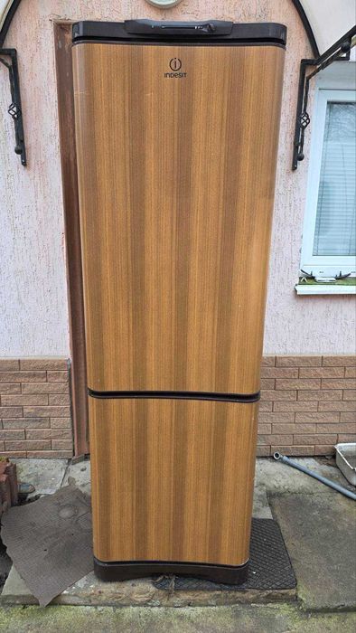Рабочий холодильник "Indesit", высота 1м.80см. чистый ухоженный.
