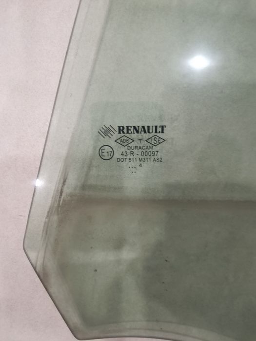 Стекло  зад. лев. дверь на Рено клио4