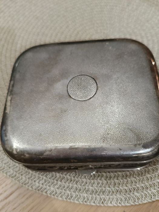Szkatułka platerowana na biżuterię.