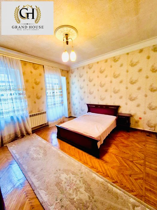 Продам елітну трикімнатну квартиру в центрі міста - 100 м².