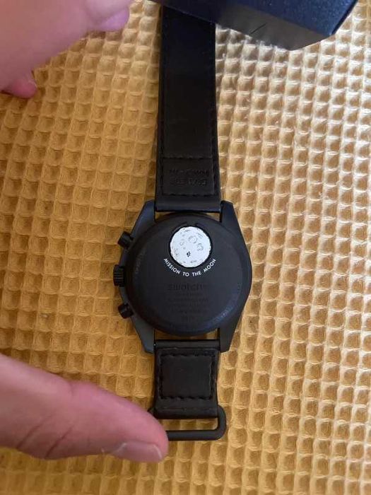 Snoopy MoonSwatch SO33B700 – Omega x Swatch Czarna Edycja