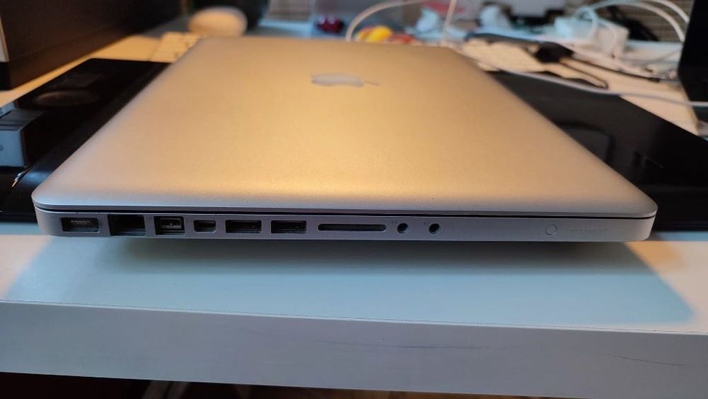 Macbook Pro 15,4" lekko uszkodzony A1286 bez dysku