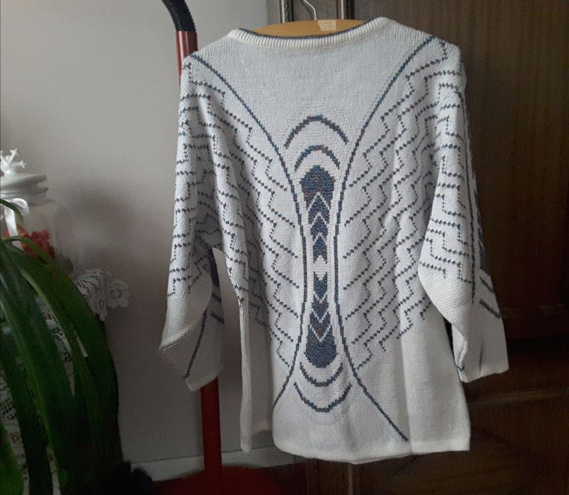 Elegancki biały sweter damski we wzory, rozmiar M L