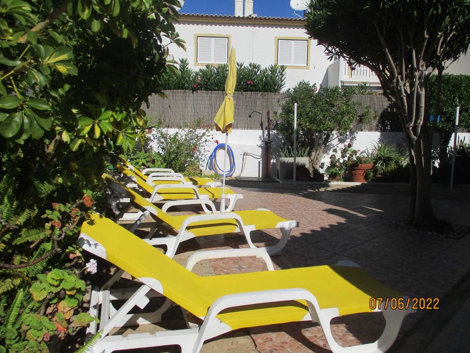 Casa c/barbecue ar condicionado a  250 metros da praia da Galé.
