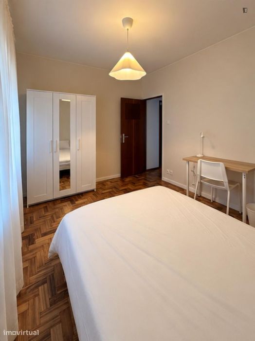 Quarto - localizado em Mafamude Porto