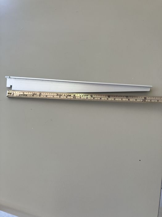 Prateleiras de fixar à parede.