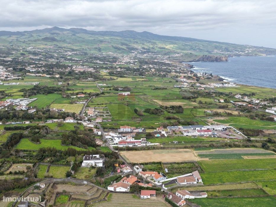 Moradia Térrea em Fenais da Luz: Conforto e Proximidade ao Mar