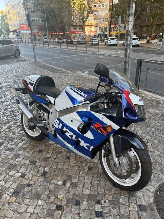 Moto suzuki reviçao feita este mes , com tudo novo 28410 kilomtros