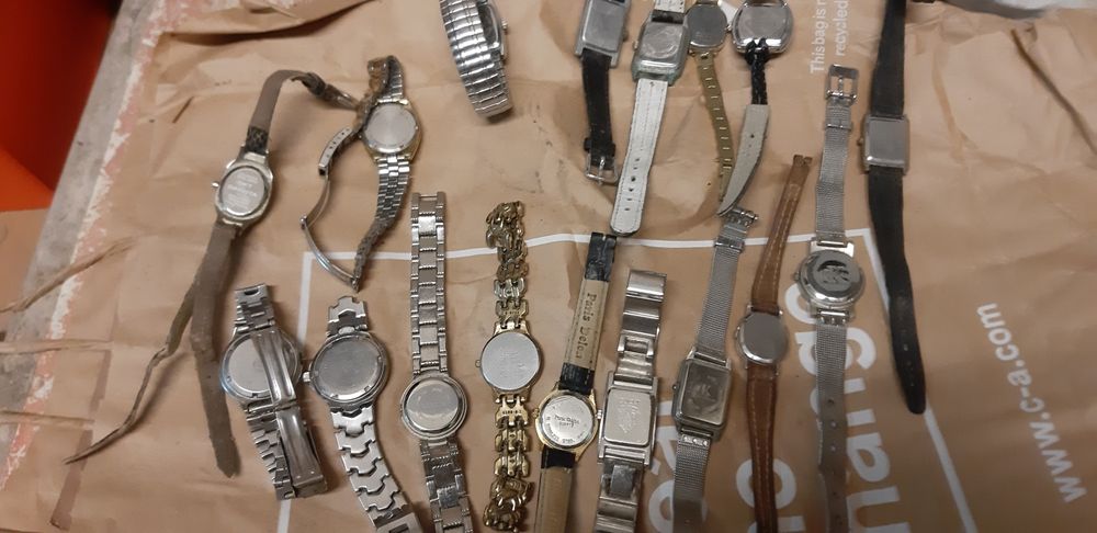 Vários relógios usados