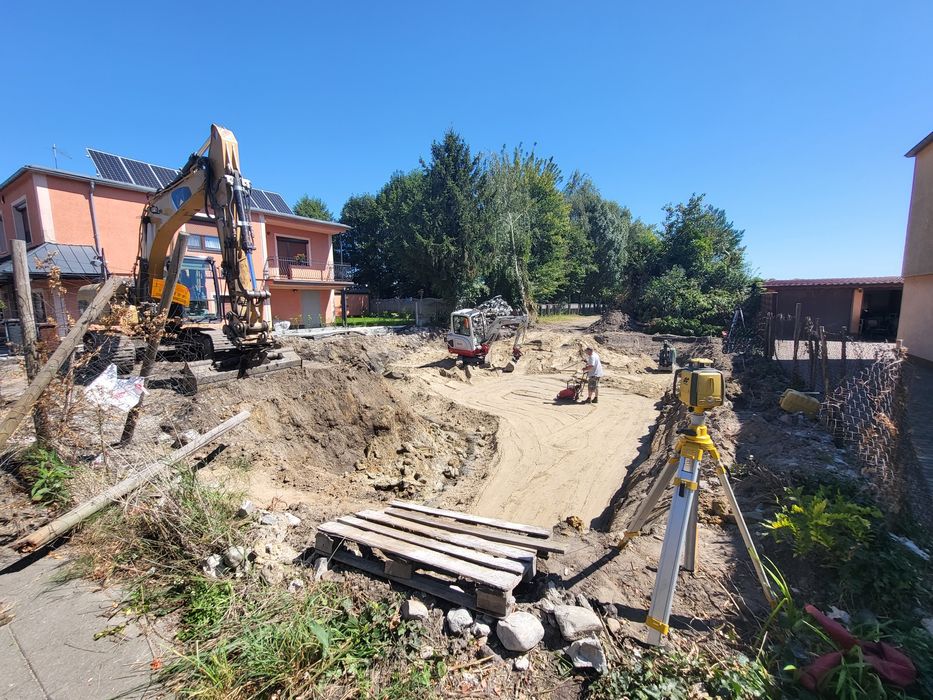 Roboty ziemne wykopy koparka transport minikoparka