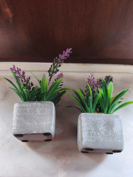 Vasos cerâmica com plantas artificiais