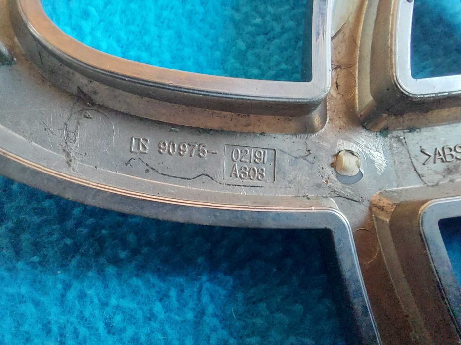 Емблема Toyota Highlander 2007–2013) оригінал кріплення цілі эмблема