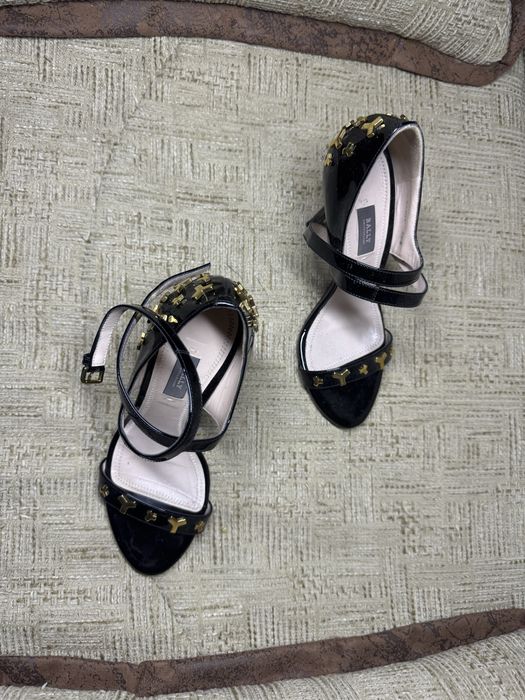 Найстильніші босоніжки Bally (оригінал)