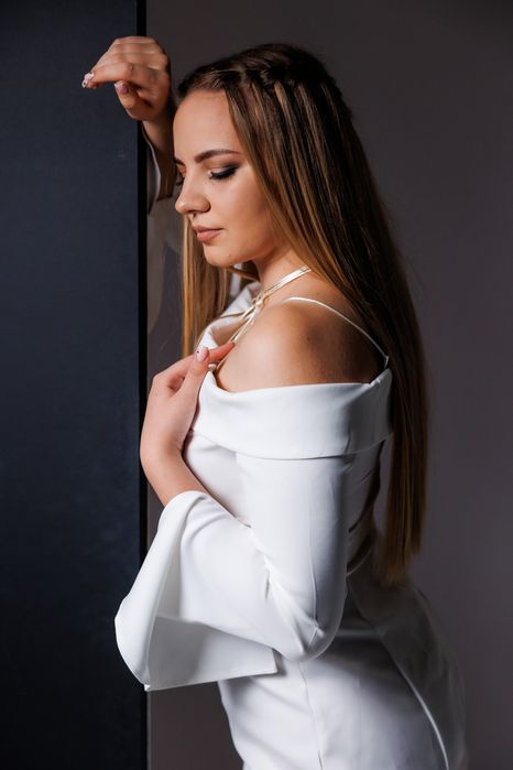 Сукня із завʼязками на шиї