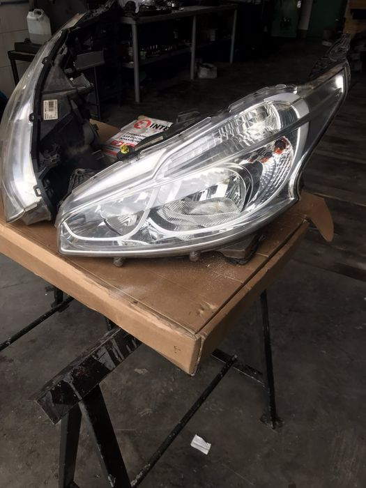 Фари Peugeot 208 Valeo 2012-2019p не поліровані не лаковані