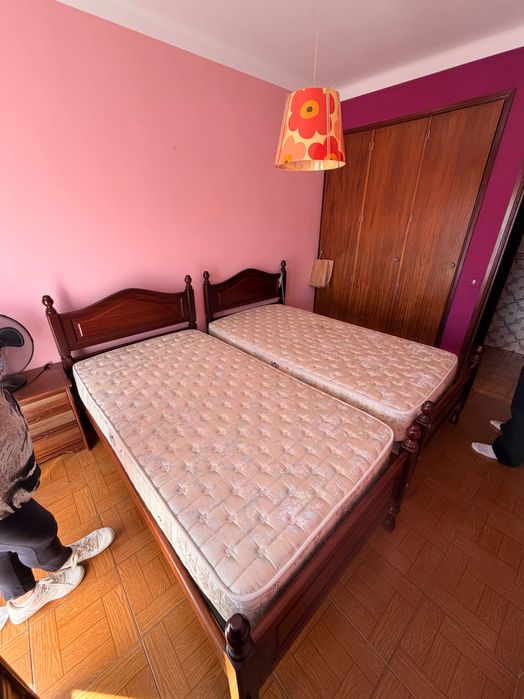 Cama de solteiro com o colchão