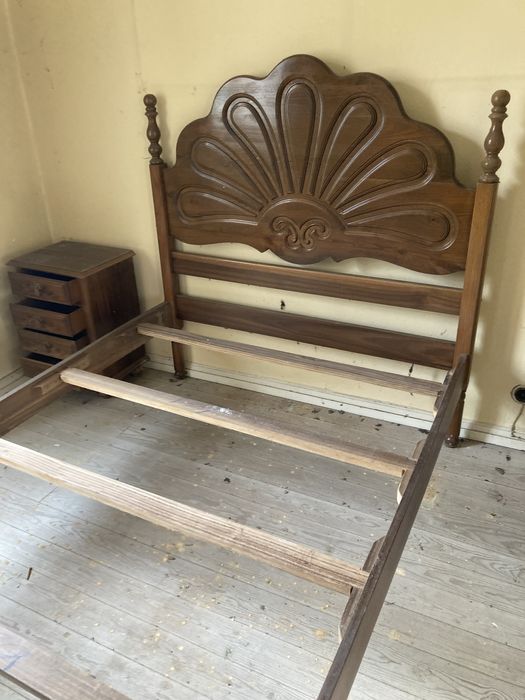 Cama de casal e mesas de cabeceira