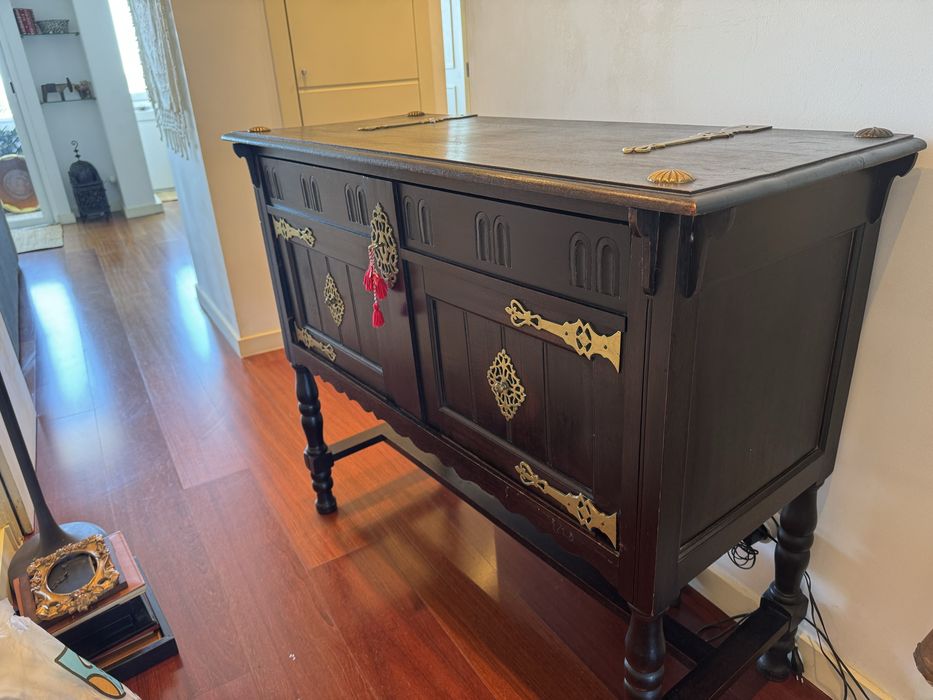 Aparador antigo em madeira maciça