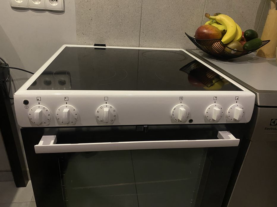 Kuchenka elektryczna Electrolux EKC6051BOW