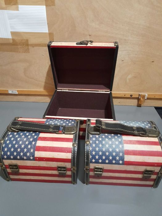 Conjunto de 3 baús bandeira U.S.A em MDF e revestido em tela pintada.