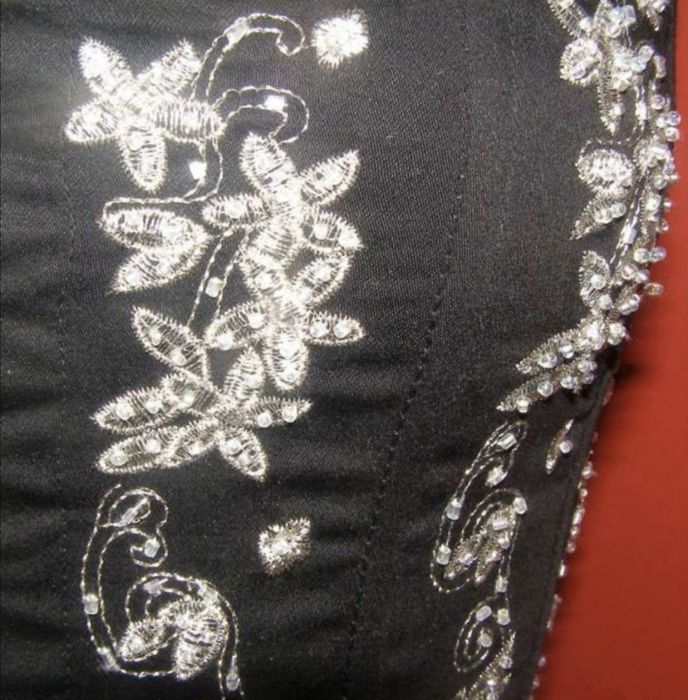 Piękny gorset bogato zdobiony