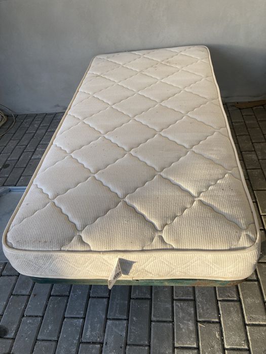 Sumie de solteiro com colchão em bom estado