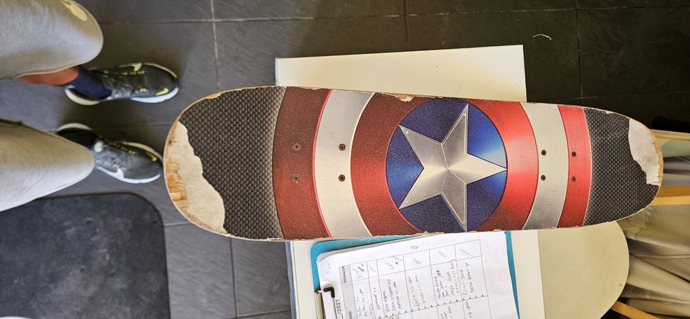 Skate com algum uso.