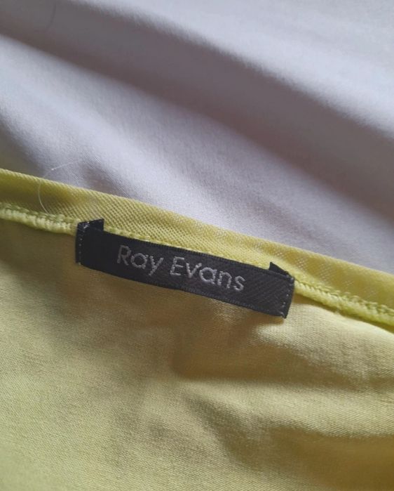 T-shirt amarela com decote em V