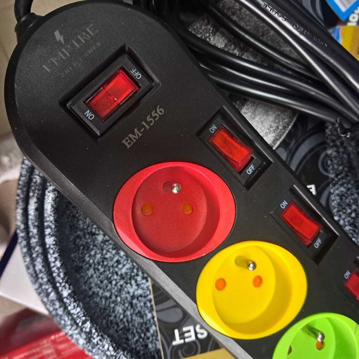 Przedłużacz listwa zasilająca 5 gniazd 3 metry