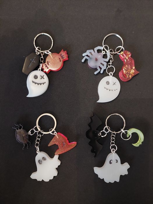 Halloween. Impreza. Breloczek. Czaszka. Kot.  Kościotrup. Nietoperz.