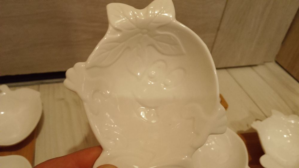 Zestaw porcelanowych misek do serwowania, solniczka i pieprzniczka