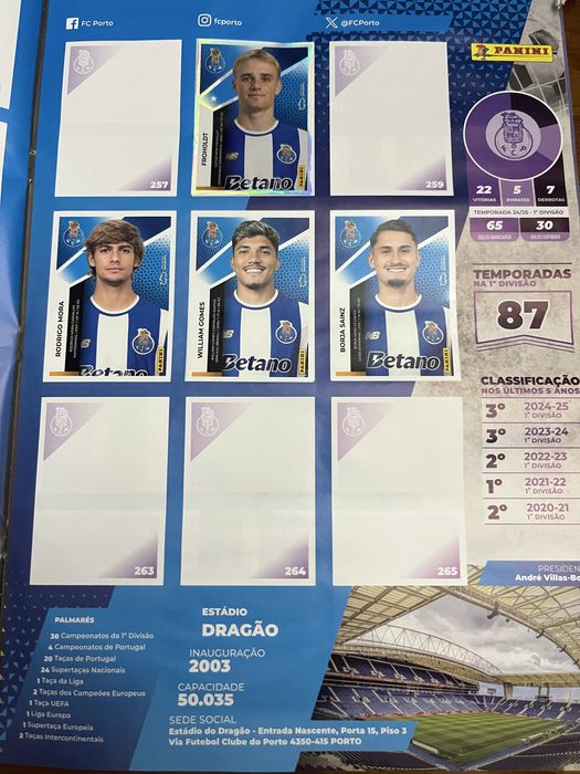 Caderneta Panini Futebol 2025/26 com 195 Cromos Colados (40%)