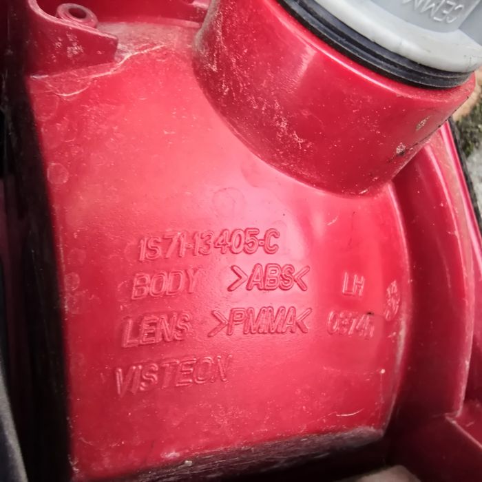 Задні ліхтарі стопи Ford Mondeo mk3 1S7113405 1S7113404