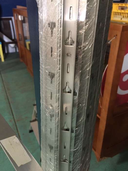 Estrutura para colocar prateleiras de exposição. Ideal para lojas