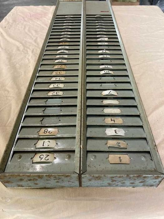 Suporte cartões de ponto industrial antigo