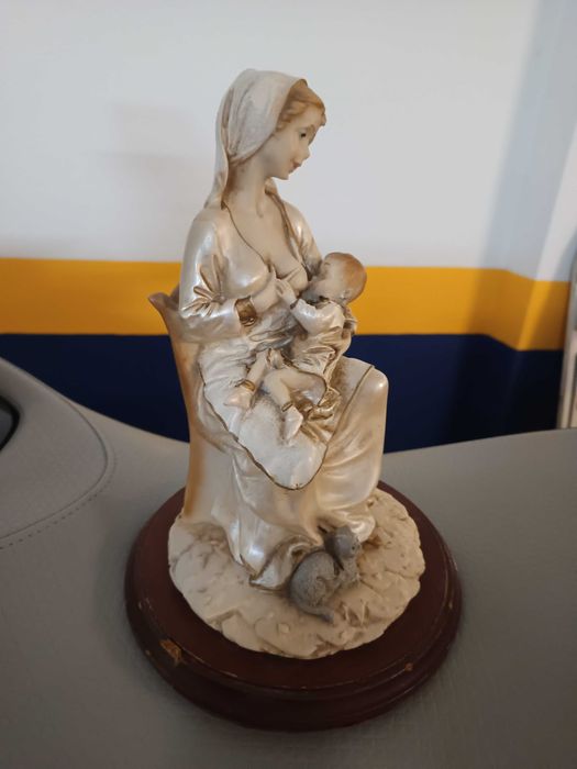 Estatueta em marfinite Mãe Pobre