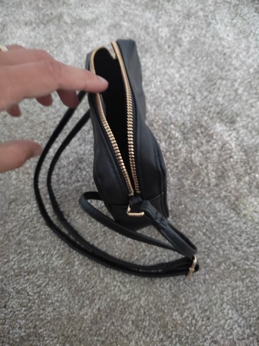 Pochete mala pequena tiracolo preta e dourada