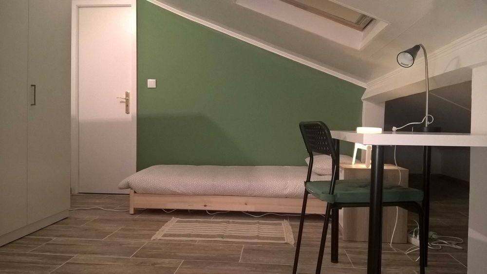 Quarto Duplex com Sala e WC Privativo (Metro Linha Azul)