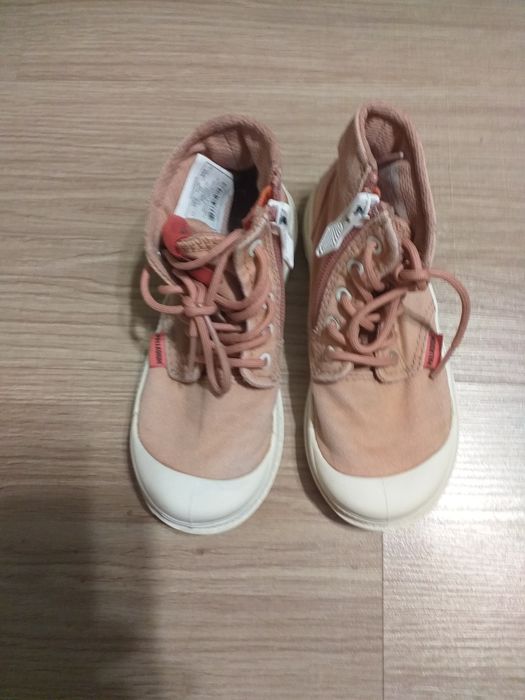 Кроссовки  светлые для девочки,б/у не дорого