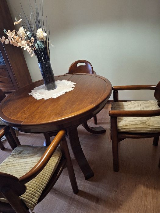 Mobília sala com aparador e mesa com cadeiras