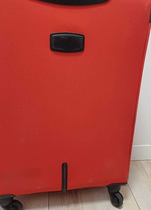 Średnia walizka Ochnik czerwona