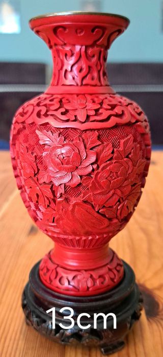 Zdobione orientalnymi wzorami wazoniki z laki