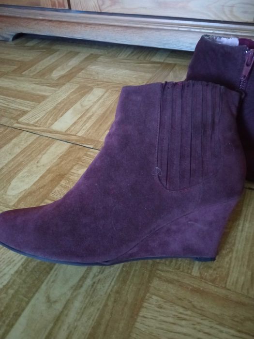 botki bordowe na koturnie