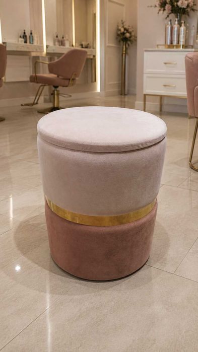 Tamborete de Veludo Rosa com Arrumação e Detalhe Dourado – Como Novo