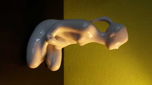 Porcelanowa Siedząca dziewczyna wykonana w 1960 roku